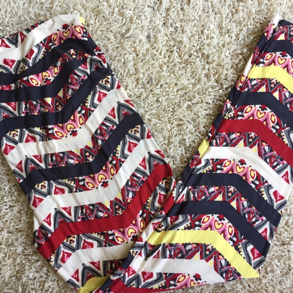 LuLaRoe Chevron Black White Red Geometric Leggings